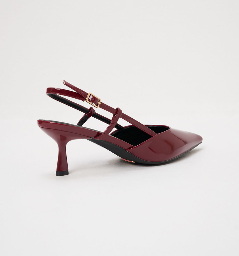 Zapato cerrado stiletto con tacón bajo