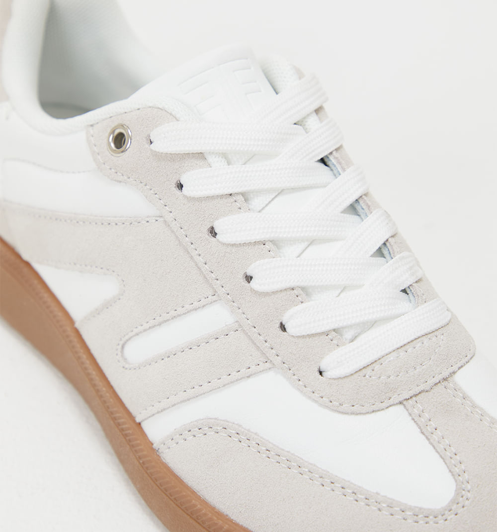 Tenis con cortes a tono