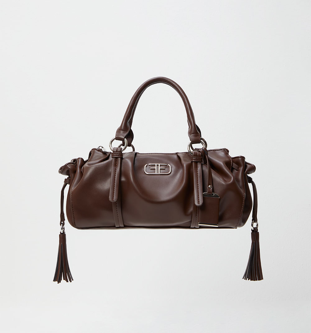 Bolso de mano con llavero decorativo