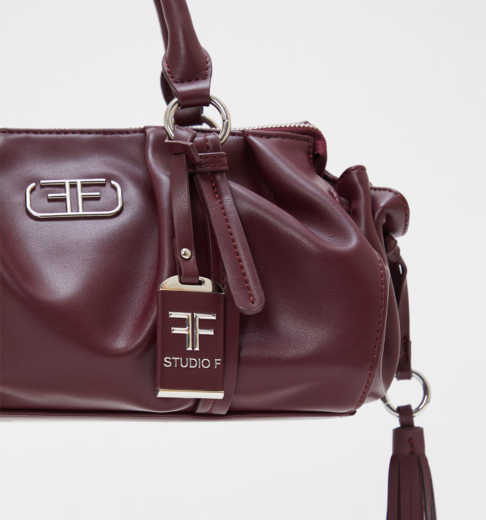 Bolso de mano con llavero decorativo