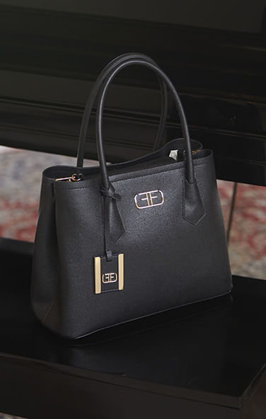 Foto de bolso negro de mano de la marca Studio F