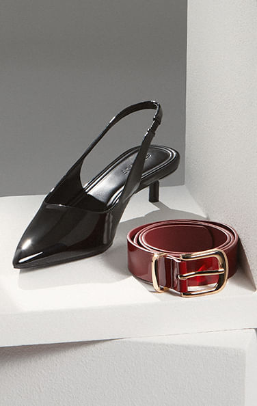 Foto de stiletto negro y cinturón color cherry
