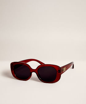 Lentes de sol rojos de moda, complemento perfecto para tu outfit de San Valentín