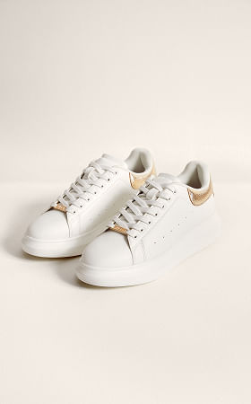 Tenis blancos de mujer ideales para un outfit casual y cómodo de San Valentín