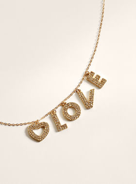 Collar dorado con letras LOVE ideal para San Valentín