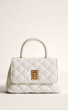 Bolsa blanca elegante con detalles dorados, perfecta para completar un outfit de San Valentín elegante