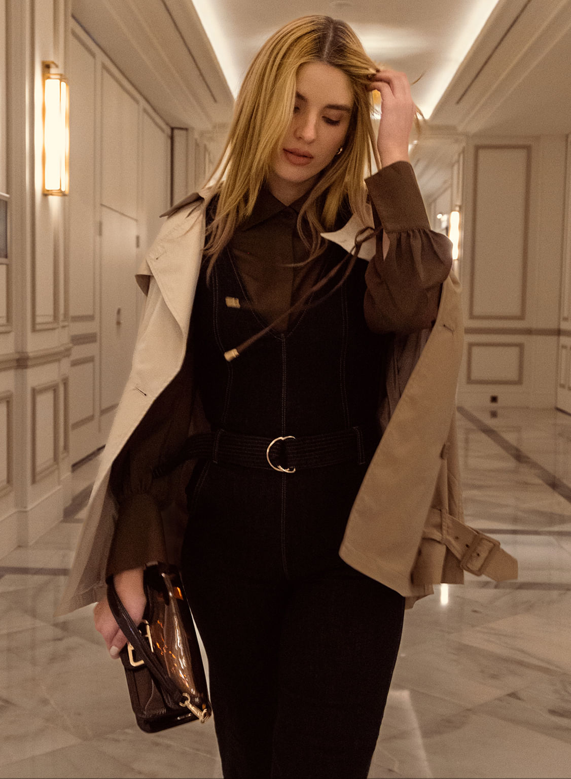 Foto de mujer con chaqueta café de la marca Studio F