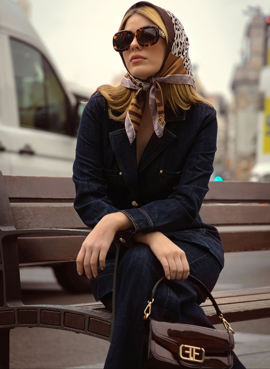 Foto en plano entero de modelo usando chaqueta jean y pañoleta de la marca STUDIO F