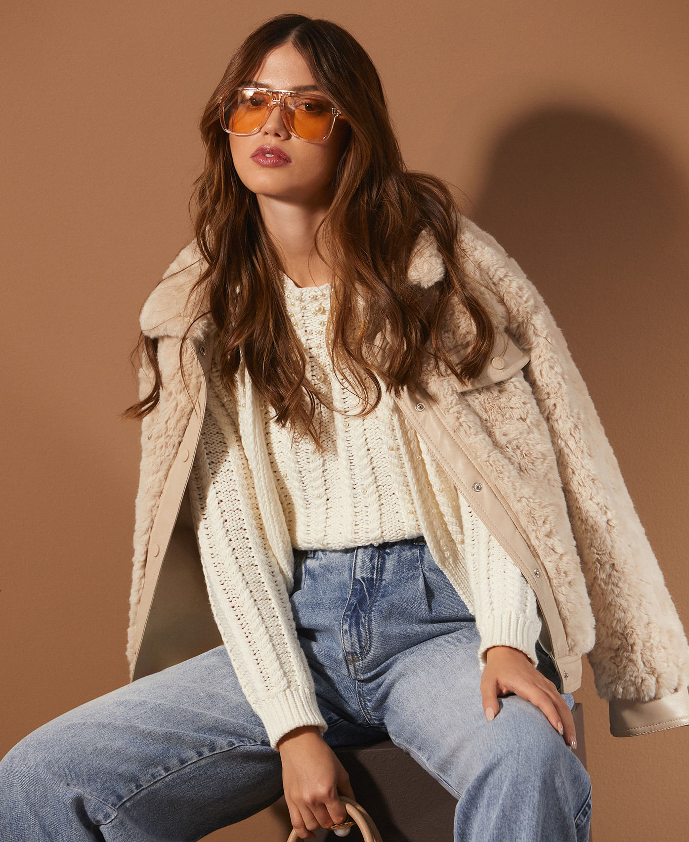Foto en plano medio de modelo usando parka de color beige  de la marca STUDIO F