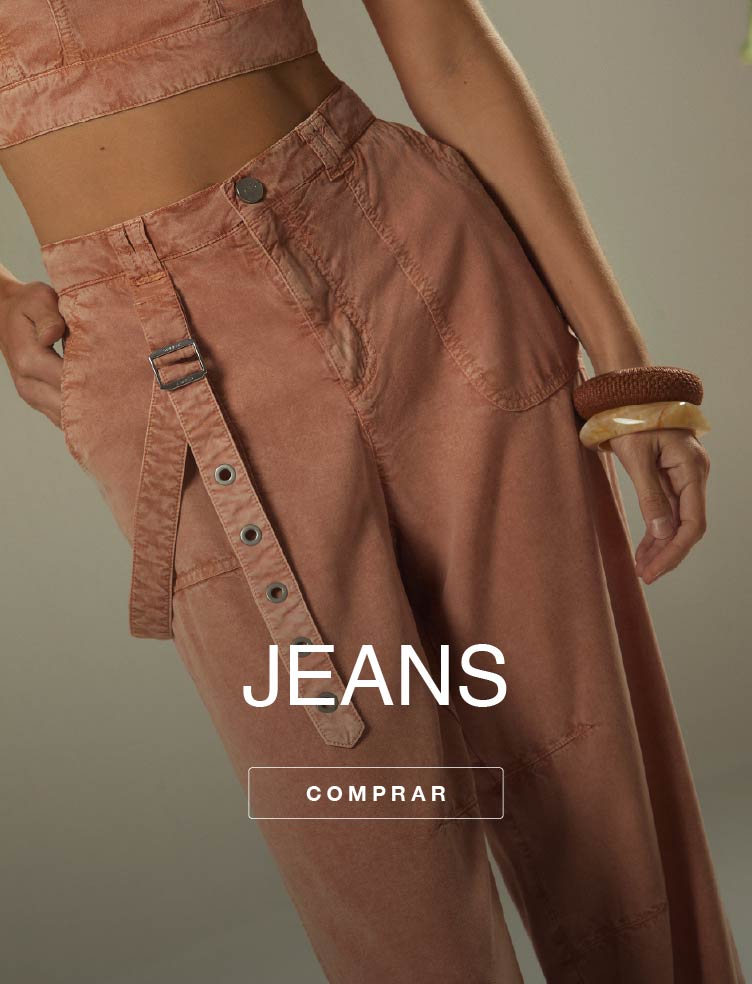 Foto de mujer usando total look: parka color caramelo, pantalon negro y sombrero