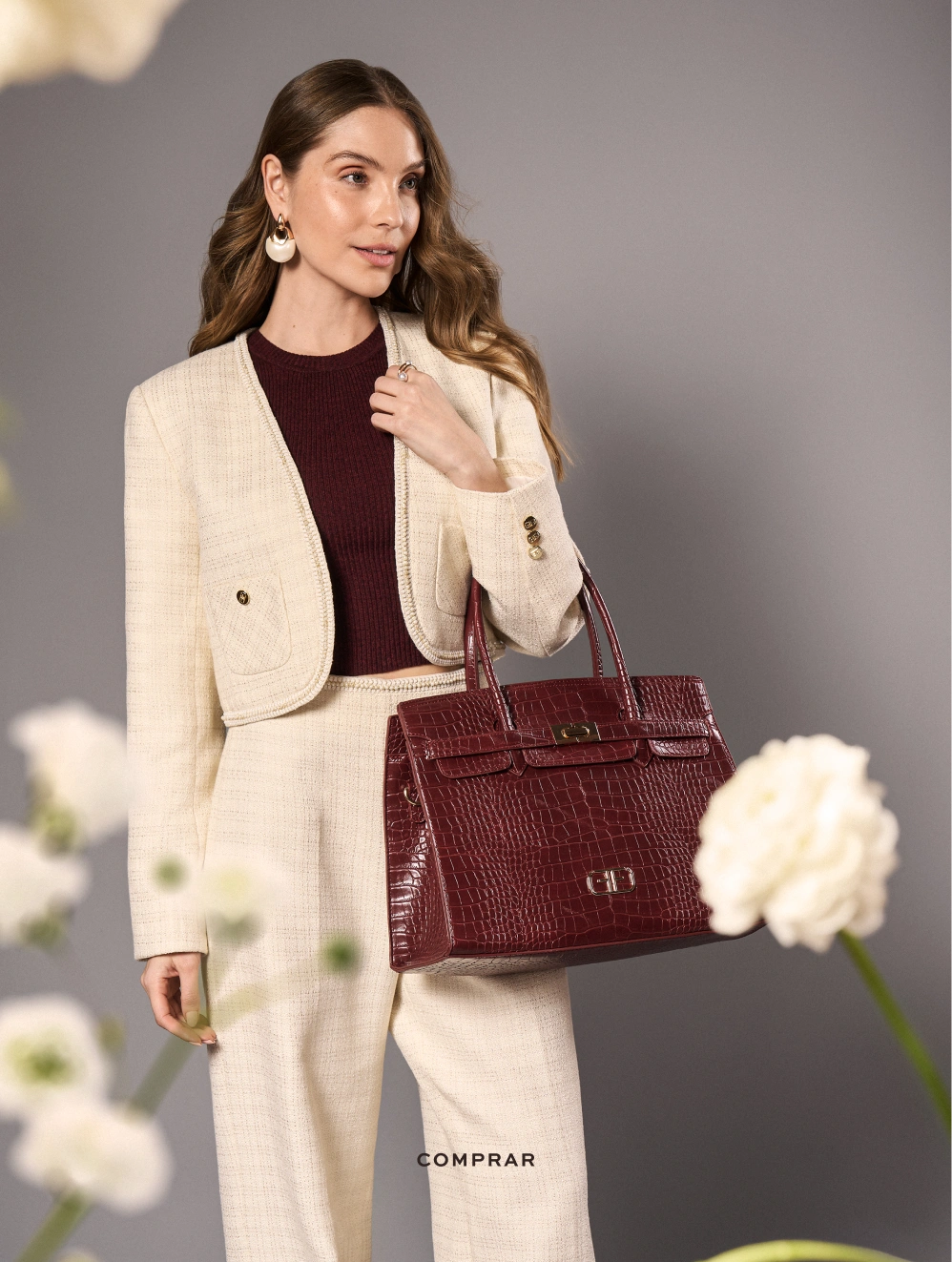 Outfit elegante para mujer con chaqueta tweed y pantalón en tonos neutros y cartera ideal para regalo del día de la madre