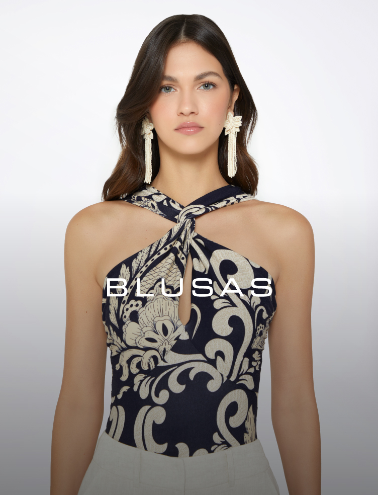 Foto de mujer usando blusa de color beige con bordes blancos