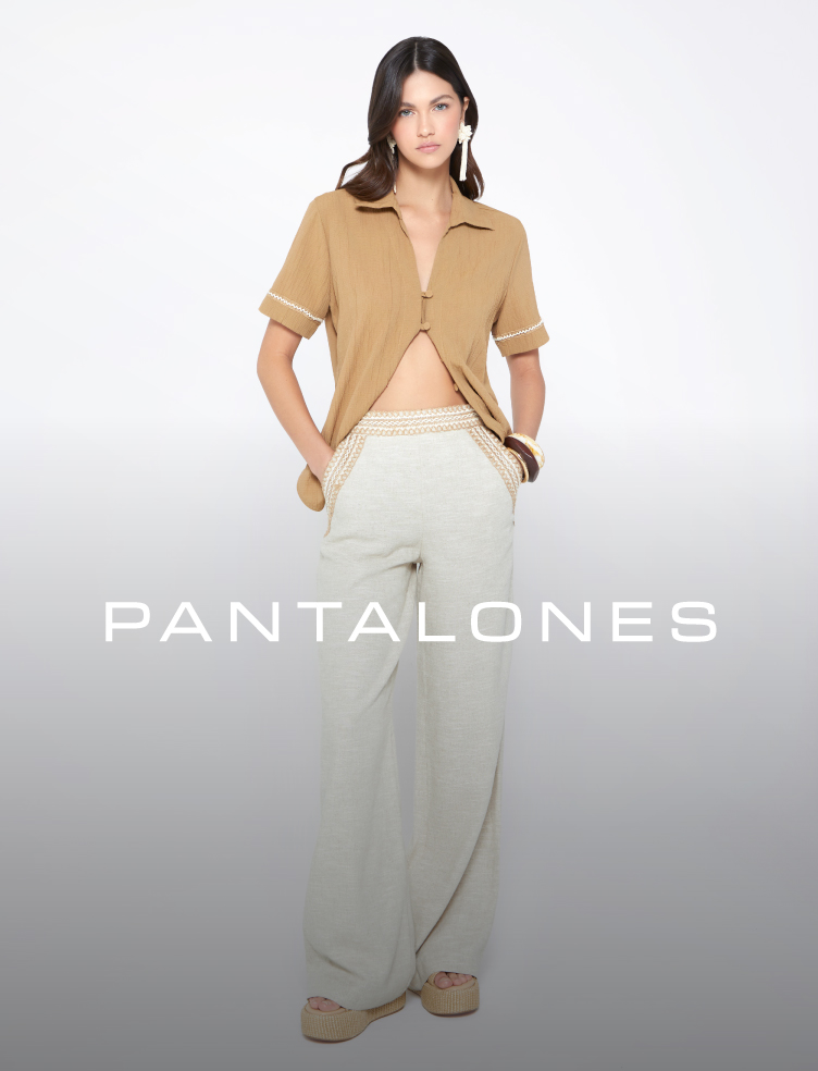 Foto de mujer usando total look: parka color caramelo, pantalon negro y sombrero