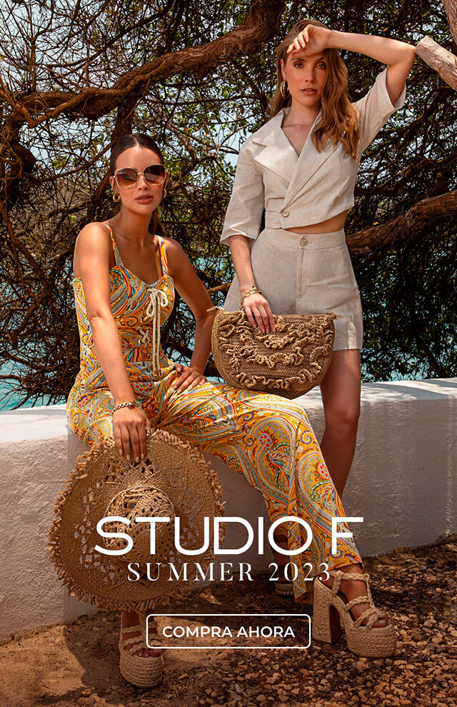dos mujeres luciendo looks payeros compuestos por: enterizo estampado, short y blusa en lino, plataformas, sombrero y gafas de sol