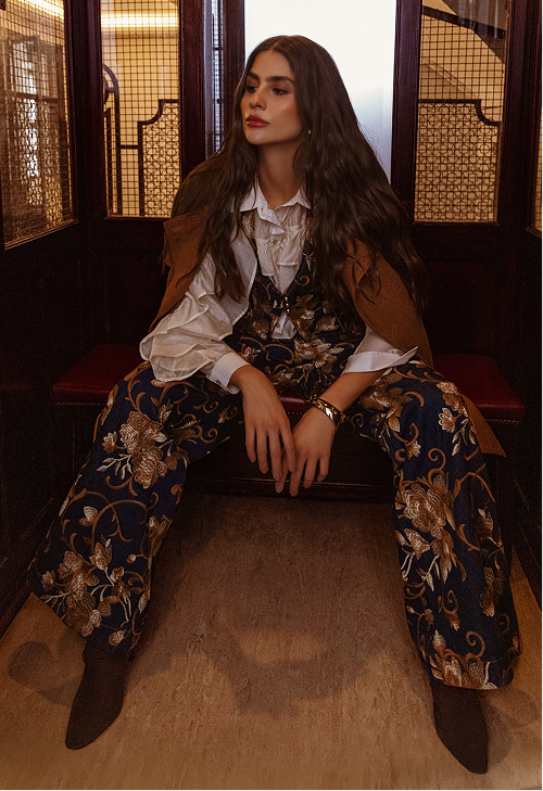 Pantalón estampado corduroy paisley para otoño en tenida femenina.