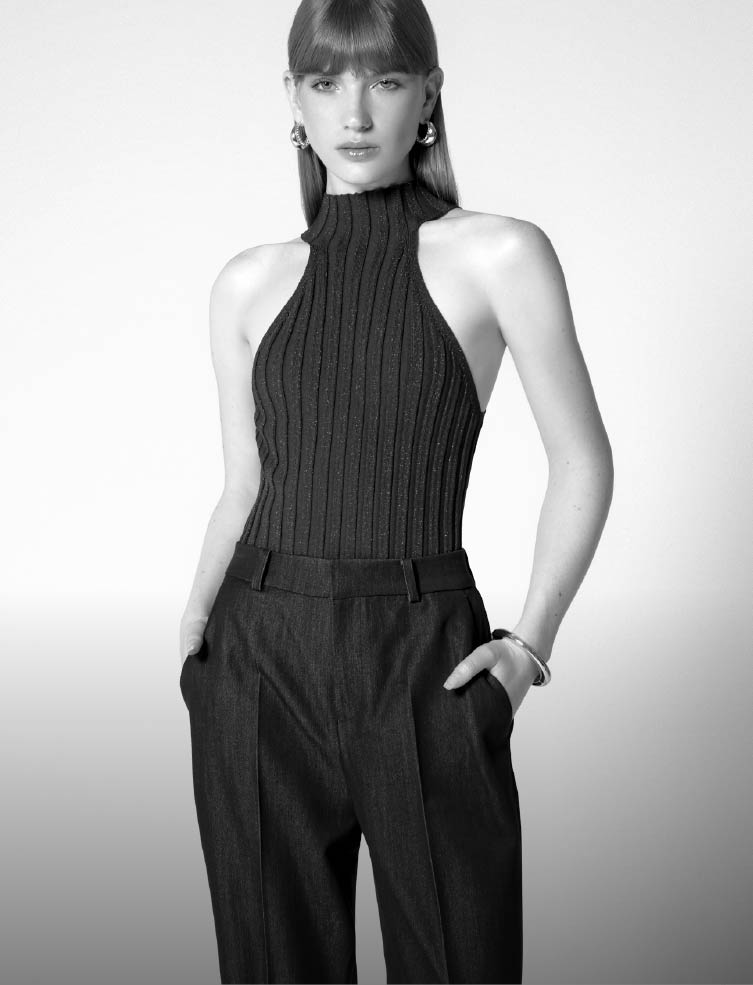 Foto de mujer usando blusa de color beige con bordes blancos