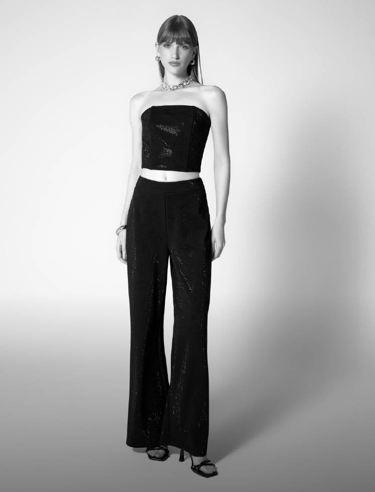 Foto de mujer usando total look: parka color caramelo, pantalon negro y sombrero